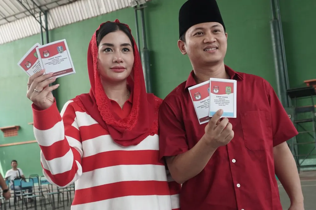 Petahana Bupati Trenggalek Mochamad Nur Arifin (kanan), didampingi istrinya Novita Hardini (kiri)