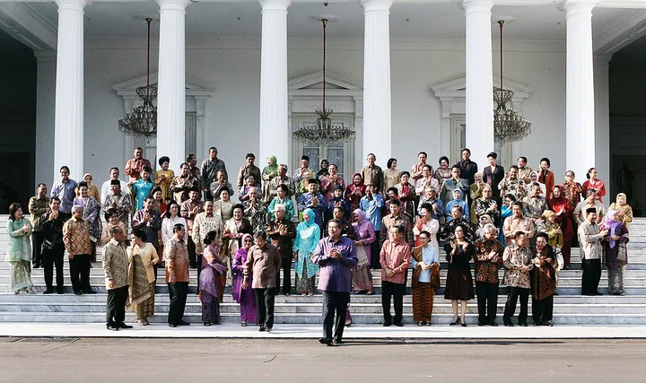 Presiden Susilo Bambang Yudhoyono, Wakil Presiden Jusuf Kalla, Wakil Presiden terpilih Boediono, Ny Ani Yudhoyono, Ny Mufida Jusuf Kalla, dan Ny Herawati serta menteri Kabinet Indonesia Bersatu