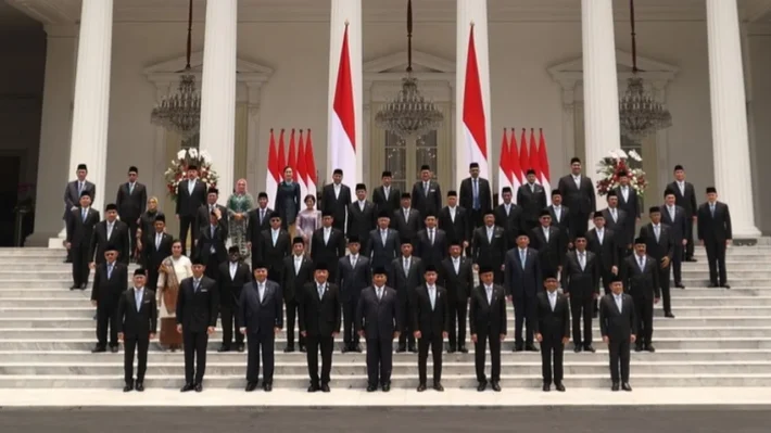 ”Reshuffle” Kabinet Prabowo dan Jebakan ”Overconfidence”