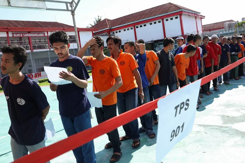 Sejumlah warga binaan mengantre untuk menggunakan hak pilihnya dalam Pilkada 2024