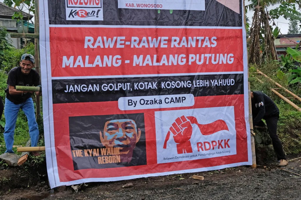 Warga memasang baliho