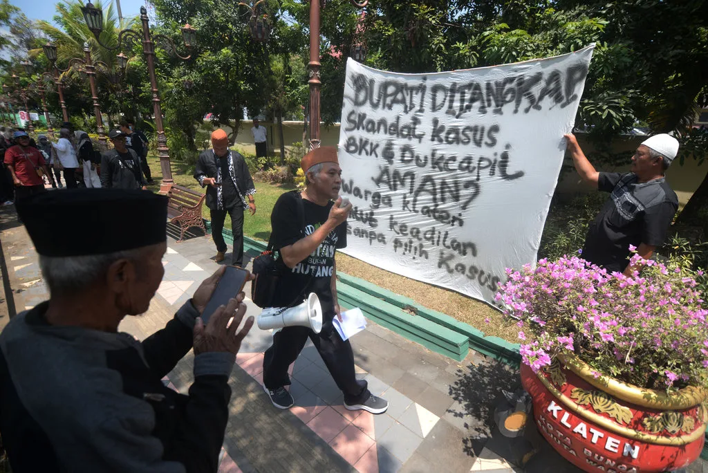 Peserta berorasi dalam aksi mendukung Komisi Pemberantasan Korupsi